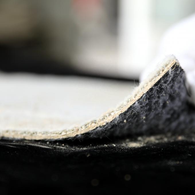 Revestimiento de arcilla geosintética de alta resistencia a la tracción con esterilla de membrana de bentonita impermeable 2