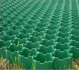 El tráfico de vehículos y peatones se estabiliza con el paisaje de la red de hierba de plástico 4