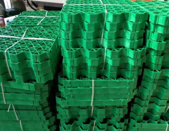 El tráfico de vehículos y peatones se estabiliza con el paisaje de la red de hierba de plástico 10