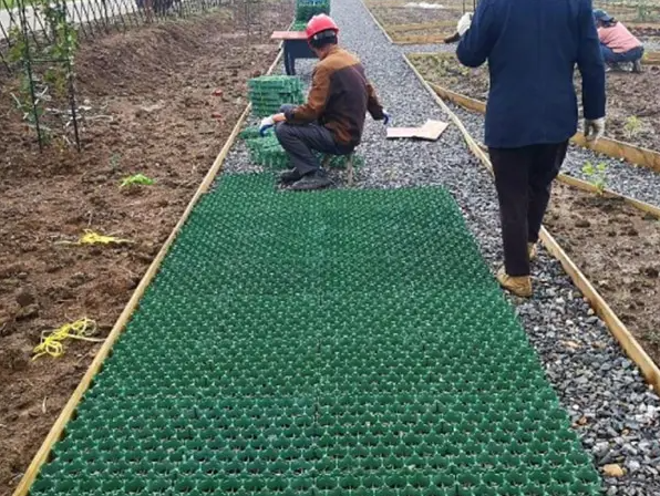 El tráfico de vehículos y peatones se estabiliza con el paisaje de la red de hierba de plástico 8